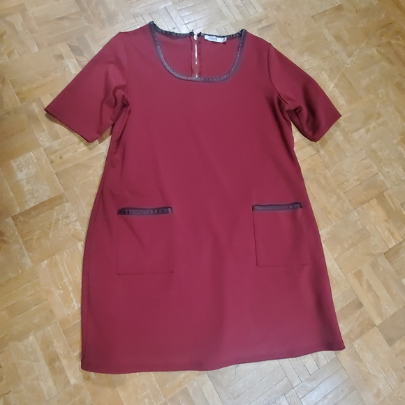 💥3 for $15💥Ricki's Burgundy shift dress with front pocket detail - Picture 9 of 9